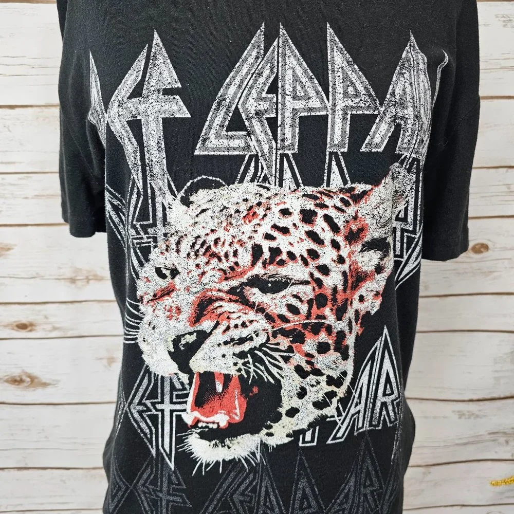 Def Leppard Womens Size S Rock Band Graphic Tee Logo Leopard Black Short Sleeve - Picture 3 of 9